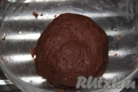 Замесить нежное и мягкое тесто, не липнущее к рукам. Если тесто не собирается в ком, добавить воду маленькими порциями (мне потребовалось 50 мл).