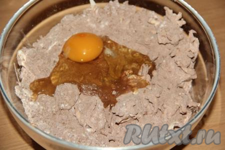 Добавить яйцо.