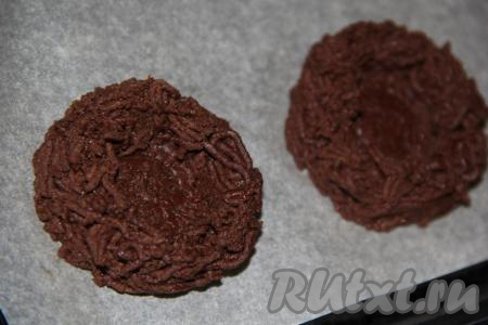 Убрать рюмку и снять бортик. Переложить получившееся гнёздышко на противень, застеленный пергаментом. Аналогично сформировать "гнёзда" из оставшегося теста.