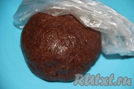 Поместить тесто в пакет и убрать на пару часов в холодильник.