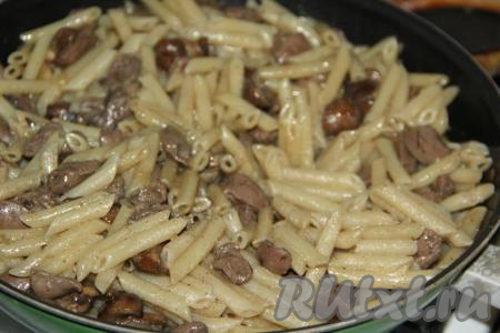 Добавить макароны в сковороду к сердечкам и грибам, перемешать и томить пару минут, периодически перемешивая (макароны должны прогреться).&nbsp;