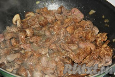 Обжарить грибы с луком и куриными сердечками на среднем огне в течение 5 минут, периодически перемешивая.