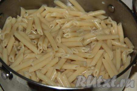Макароны предварительно отварить в подсоленной воде до готовности. Затем промыть макароны, дать стечь воде. К макаронам добавить немного растительного масла, перемешать.