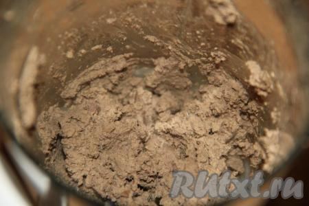 Отваренную куриную печень выложить в чашу блендера и измельчить в паштет (до однородности).