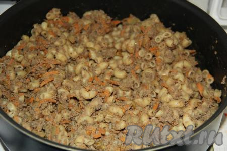 Хорошо перемешать макароны с печенью. Потомить пару минут на небольшом огне, чтобы макароны полностью прогрелись.&nbsp;