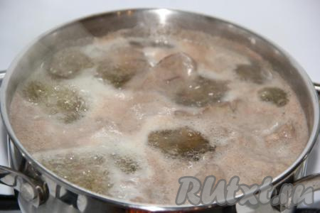 Кастрюлю с куриной печенью поставить на огонь, дать воде закипеть, а затем варить печёнку на небольшом огне в течение 10 минут.