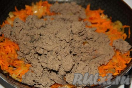 Измельчённую печень выложить в сковороду к обжаренным овощам.