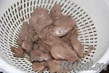 Откинуть на дуршлаг варёную печень.