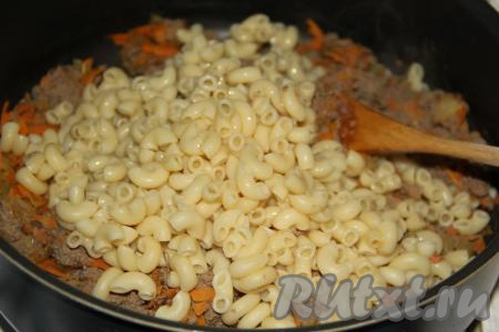 Макароны предварительно сварить до готовности, а затем промыть и, откинув на дуршлаг, дать стечь воде (можно использовать макароны, оставшиеся от обеда или ужина). Добавить макароны в сковороду к куриной печени с овощами.