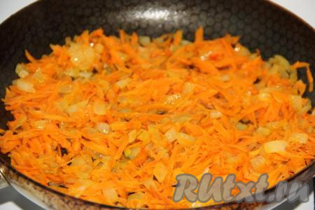 Обжарить морковь с луком, помешивая время от времени, в течение 5-7 минут.