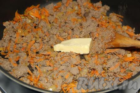 Перемешать печёнку с морковкой и луком, всыпать специи и соль, снова перемешать. Добавить кусочек сливочного масла и ещё раз перемешать.