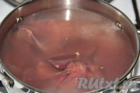 Куриную печень промыть под проточной водой, выложить в кастрюлю и полностью залить холодной водой. 