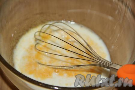 Венчиком перемешать желтки с сахаром, а затем влить молоко и снова перемешать.
