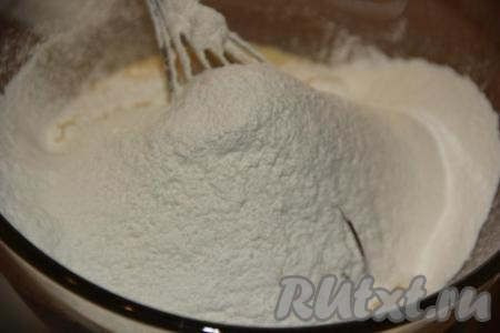 К смеси желтков, молока и сахара всыпать просеянную муку.
