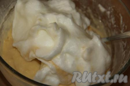 Взбитые белки выложить в тесто, а затем аккуратно подмешать их с помощью лопатки (или ложки).