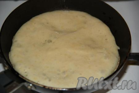 Выпекать панкейки&nbsp;лучше на небольшой&nbsp;сковороде диаметром 10-12 см. Выложить на сухую хорошо разогретую сковороду 2 столовые ложки&nbsp;теста и равномерно распределить по сковороде.