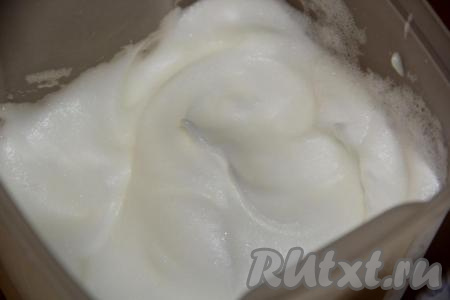 В отдельную ёмкость влить 3 яичных белка, добавить щепотку соли. Белки взбить миксером до стойких пиков.