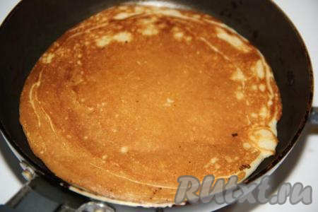Выпекать панкейк&nbsp;на среднем огне с двух сторон до золотистого цвета, а затем переложить на тарелку.