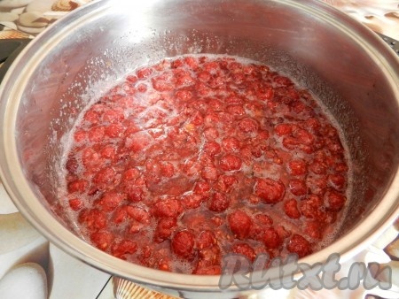 Перемешать и поставить на медленный огонь. Довести малиновое варенье до кипения при постоянном помешивании, чтобы сахар не прилип ко дну посуды и не подгорел.