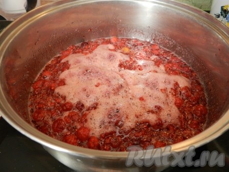 После закипания варить варенье из малины еще 20 минут, снимая образующуюся пену и не забывая постоянно помешивать варенье. За это время подготовить банки и крышки - вымыть и стерилизовать.
