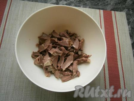 Свиное сердце нарезать брусочками.