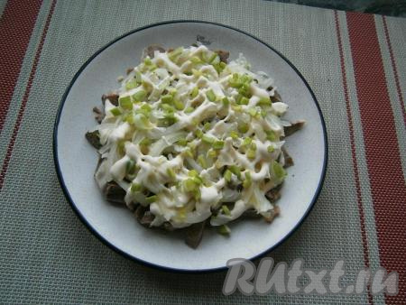 Следующим слоем равномерно выложить маринованный лук, на который нанести ещё немного майонеза. Посыпать закусочный салат&nbsp;измельчённым зелёным луком.