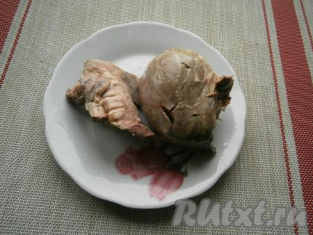 Свиное сердце хорошо вымыть, отварить его в подсоленной воде до готовности (около 1,5 часов), остудить.