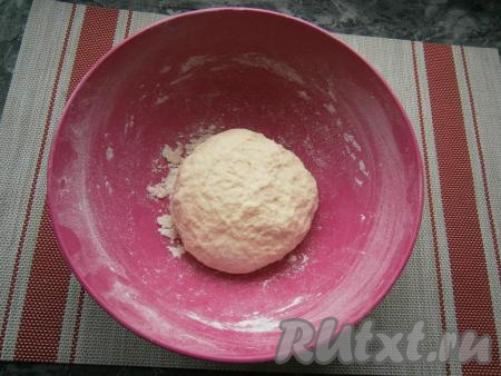 Замесить мягкое, но достаточно плотное и не липнущее тесто, затем прикрыть его плёнкой и оставить на 30 минут при комнатной температуре.