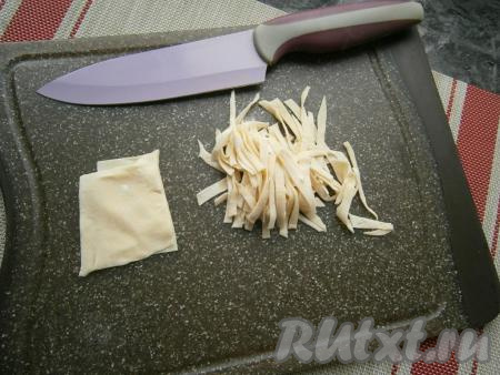 Сложила их вместе и&nbsp;нарезала на лапшу нужной мне ширины. Если хотите длинную лапшу, сверните пласты рулетом и тонко нарежьте.