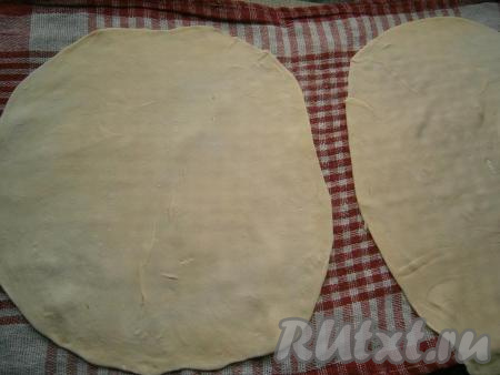 Разделить тесто на 5-6 кусочков. Подсыпая на стол немного муки, раскатать каждый кусочек теста в очень тонкий пласт. Тесто получается послушным, оно не рвётся, раскатывается очень хорошо. Теперь пласты теста нужно подсушить. Сделать это можно, подвесив их в каком-нибудь месте, или просто, выложив на чистое полотенце (как сделала я). Оставить подсыхать пласты на 30-40 минут, периодически их переворачивая. Тесто не должно засохнуть, только лишь немного обветриться. Если будет прямой поток воздуха в помещении, время подсыхания теста уменьшите.