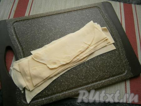 Осталось тесто только нарезать на лапшу. Я нарезала каждый пласт теста на 4-5 частей.