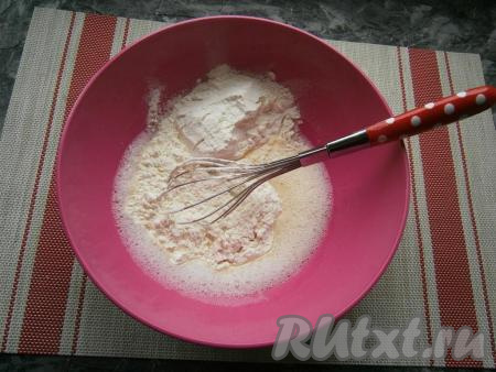 В получившуюся смесь всыпать просеянную муку.