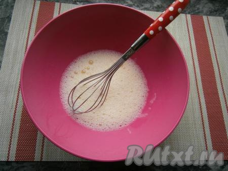 К яйцу с солью влить воду и взбить венчиком до пышной пены.