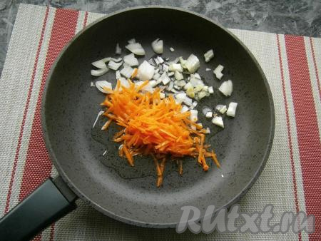Сковороду разогреть с растительным маслом, выложить в неё 0,5 луковицы, нарезанной на небольшие кусочки, и натёртую на крупной тёрке морковь.