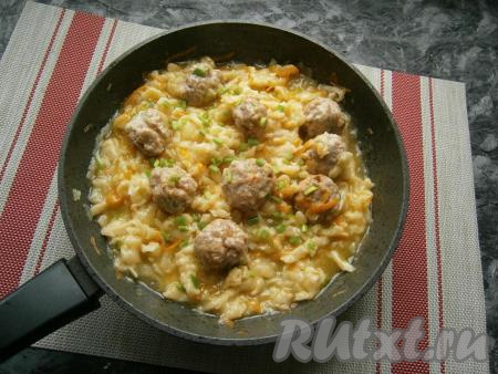 Прикрыть сковороду крышкой, довести бульон (или воду) до кипения, а затем готовить лапшу с фрикадельками на самом медленном огне около 10 минут. Готовое блюдо посыпать&nbsp;измельчённым зелёным луком.