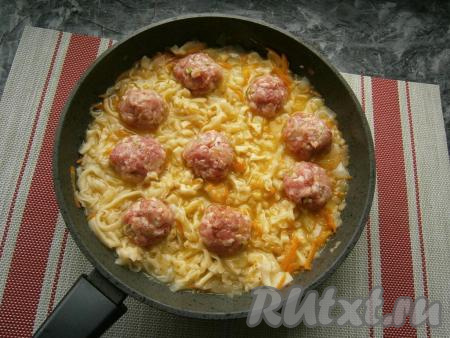 На лапшу выложить подготовленные маленькие фрикадельки.