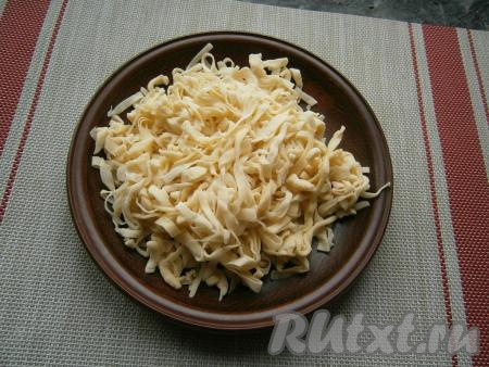 Морковь и лук очистить. Подготовить лапшу (я использовала короткую домашнюю лапшу, но подойдёт и покупная). Отваривать её предварительно не нужно.

