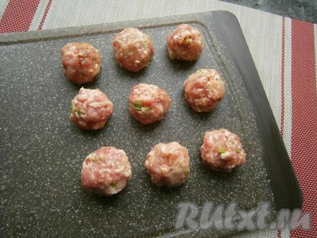 Сформировать из фарша влажными руками небольшие (с грецкий орех) фрикадельки.