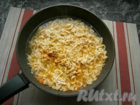 Обжарить овощи до мягкости (в течение 2-3 минут) на среднем огне. Затем добавить лапшу и влить горячий подсоленный бульон (или воду). Лапша должна быть практически покрыта бульоном (или водой).