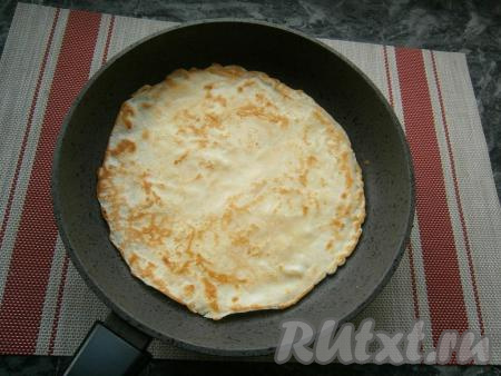 Жарить каждый яблочный блин до румяного цвета с двух сторон на среднем огне (1-2 минуты).