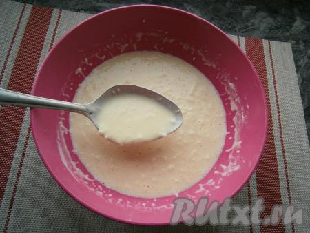 Перемешать, тесто получится, как на обычные блины (не густым), только с вкраплениями яблок.