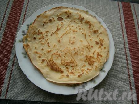 Готовые блины выкладывать стопочкой на тарелку.