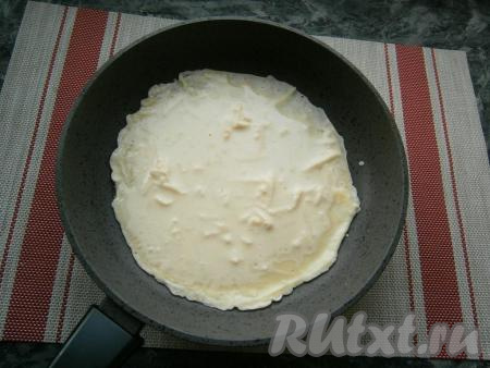 Сковороду разогреть, перед жаркой первого блинчика смазать её немного растительным маслом. Налить часть теста&nbsp;и распределить его по всей сковороде.