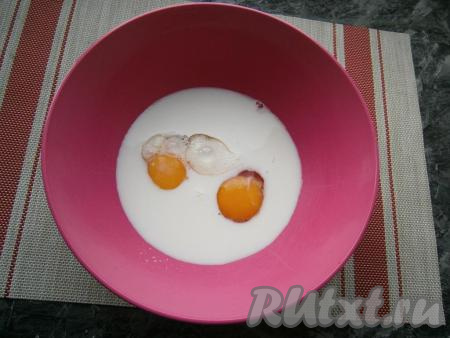 В миску влить молоко и воду, добавить яйца, соль, сахар и ванильный сахар.