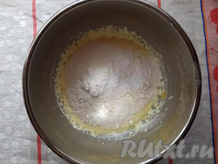 Затем всыпать муку и разрыхлитель.