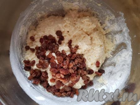 Добавить в тесто изюм.