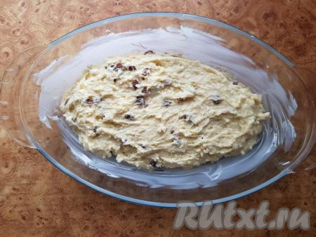 Творожное тесто с изюмом переложить в смазанную сливочным маслом форму для выпечки (у меня форма для выпечки шириной 24 см и длиной 14 см).