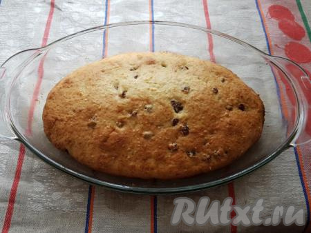 Выпекать творожный пирог с изюмом в разогретой до 200 градусов духовке в течение 40-45 минут (до золотистого цвета).