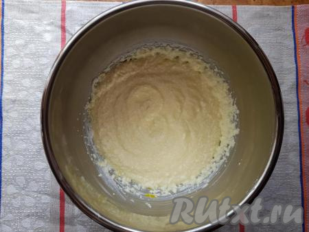 Миксером взбить творожную массу с яйцами в течение 4 минут (до однородности).