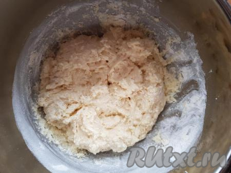 Ложкой тщательно перемешать творожное тесто.